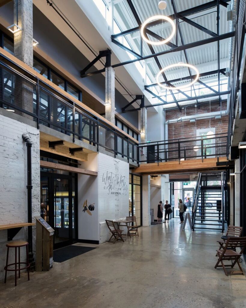 1. Thiết Kế Mở (Open Concept)
Tạo không gian làm việc mở với các khu vực văn phòng được bố trí liền kề nhà xưởng. Điều này giúp tăng cường sự giao tiếp và hợp tác giữa các bộ phận.
2. Khu Vực Tiếp Khách Riêng Biệt
Thiết kế một khu vực tiếp khách riêng biệt, với không gian thoải mái để tiếp đón đối tác và khách hàng. Khu vực này có thể được trang trí hiện đại và chuyên nghiệp.
3. Sử Dụng Vật Liệu Bền Vững
Áp dụng vật liệu thân thiện với môi trường cho cả nhà xưởng và văn phòng, tạo ra không gian làm việc xanh và bền vững.
4. Hệ Thống Chiếu Sáng Tự Nhiên
Tận dụng ánh sáng tự nhiên bằng cách thiết kế cửa sổ lớn và mái kính, giúp tiết kiệm năng lượng và tạo không gian làm việc thoải mái.
5. Khu Vực Giải Trí và Nghỉ Ngơi
Tạo ra một khu vực giải trí và nghỉ ngơi cho nhân viên, như phòng ăn, khu vực thư giãn, hoặc sân vườn nhỏ, giúp tăng cường tinh thần làm việc.
6. Công Nghệ Thông Minh
Tích hợp công nghệ thông minh vào văn phòng như hệ thống điều khiển ánh sáng, nhiệt độ và an ninh, nâng cao hiệu quả làm việc.
7. Bố Trí Linh Hoạt
Thiết kế không gian văn phòng linh hoạt, có thể thay đổi theo nhu cầu sử dụng, như các phòng họp di động hoặc khu vực làm việc chung.
8. Kết Nối Giữa Nhà Xưởng và Văn Phòng
Thiết kế lối đi thuận tiện giữa nhà xưởng và văn phòng, giúp nhân viên dễ dàng di chuyển và phối hợp công việc.
9. Sử Dụng Màu Sắc Tươi Sáng
Áp dụng màu sắc tươi sáng trong thiết kế văn phòng để tạo không khí làm việc vui tươi và năng động.
10. Tích Hợp Không Gian Xanh
Thêm cây xanh và không gian xanh vào cả nhà xưởng và văn phòng để cải thiện chất lượng không khí và tạo cảm giác thư giãn.
Những ý tưởng này không chỉ giúp tối ưu hóa không gian mà còn tạo ra môi trường làm việc hiệu quả và thoải mái cho nhân viên!